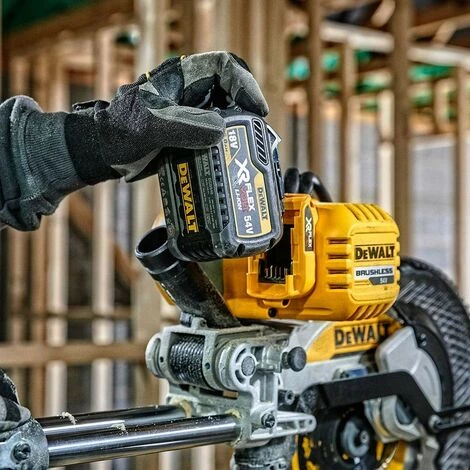 DeWALT DCS727T2 Scie à Onglets Radiale Sans Fil à Batterie 54V/6Ah XR FLEXVOLT 250 Mm 4 DeWALT DCS727T2 Scie à Onglets Radiale Sans Fil à Batterie 54V/6Ah XR FLEXVOLT 250 Mm – Image 2